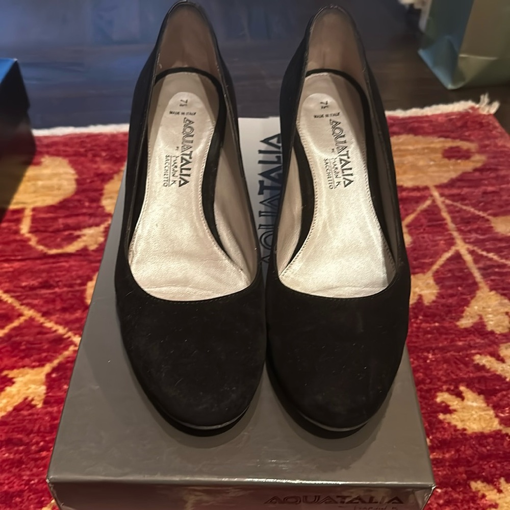 Aquatalia Blk Suede Pumps barely worn 7.5M